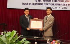 Tặng Kỷ niệm chương vì sự nghiệp GTVT cho Tham tán Đại sứ Nhật Bản
