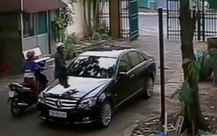Đôi nam nữ trộm gương Mercedes trong chớp mắt