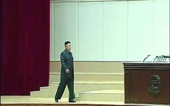 Clip ông Kim Jong Un đi khập khiễng trước cả hội trường