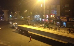 Cận cảnh xe chở hàng "khủng" trong đêm ở Hà Nội