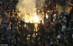 Vòng loại Euro 2016: Bạo loạn kinh hoàng trên sân vì một lá cờ