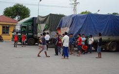 Mật phục bắt 21 xe chở gỗ quá tải từ Lào vào Việt Nam