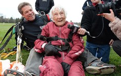 Ngỡ ngàng cụ già 100 tuổi nhảy dù đón sinh nhật