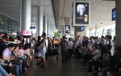 Nóng lòng đón đợi người nhà trên các chuyến bay về Tân Sơn Nhất