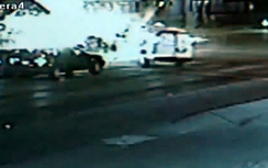 Đâm nổ xe giữa ngã tư vì chạy trốn xe cảnh sát