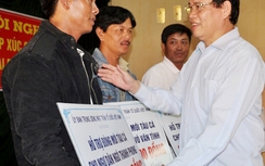 Trao 1,2 tỷ đồng hỗ trợ ngư dân Quảng Ngãi đóng mới tàu cá
