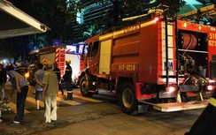 Điều xe phòng cháy chữa cháy giải cứu thanh niên bị kẹt ở miệng cống