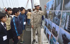 Học sinh Việt Nam - Nhật Bản thăm cầu Nhật Tân