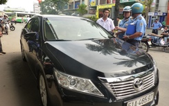 Thanh tra giao thông bắt tại trận 2 taxi Uber