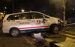 TP HCM: Taxi hất tung xe máy, 3 người bị thương nặng