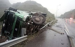 Lật xe tải 60 tấn trên cao tốc Nội Bài - Lào Cai
