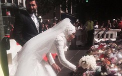Cô dâu Hồi giáo đặt hoa cưới tưởng niệm nạn nhân vụ bắt giữ Sydney