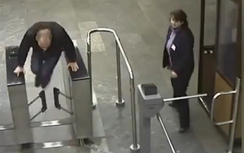Người đàn ông ngã dập mặt vì định trốn vé