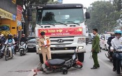 Xe tải cán nát chân người đi xe máy trên đường Phạm Hùng