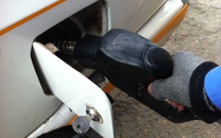 Giá xăng tiếp tục giảm 310 đồng/lít