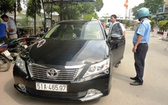 Thanh tra giao thông phạt 10 taxi Uber tại sân bay Tân Sơn Nhất