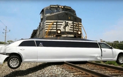 Xem chiếc limousine đọ "độ cứng" với tàu hỏa
