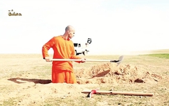 IS tung clip bắt tù nhân tự đào mộ chôn mình