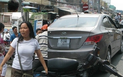Tạm giữ hình sự nữ tài xế lái xe tông vào công an phường