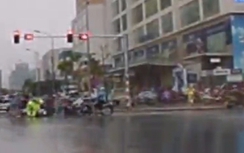 Video: CSGT giúp người đi xe máy bị gió bão xô ngã