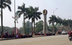 Hơn 300 tiểu thương chợ Hà Tĩnh kéo lên UBND tỉnh để bãi thị