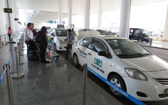 Khách Tây tố bị taxi dù “chém đẹp” tại Nội Bài