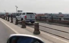 Truy xe biển xanh chạy vào làn xe máy trên cầu Thanh Trì