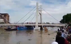 Video: Giải cứu tàu mắc kẹt ở cầu Bình Thuận