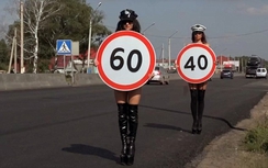 Bỏng mắt với dàn mỹ nữ gợi cảm cảnh báo tốc độ ở Nga