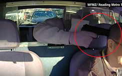 Video: Tên cướp táo tợn dùng súng cướp tiền tài xế taxi