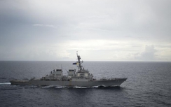Ba tàu chiến Trung Quốc bám đuổi tàu Mỹ gần Hoàng Sa