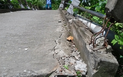 Video:Dân nói gì vụ xe cán bộ chạy qua cầu bị đập lan can?