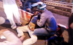 Người đàn ông bất động sau tai nạn, cầu Quang Trung kẹt cứng