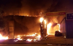 Hà Nội: Sau tiếng nổ lớn, gara ô tô bốc cháy ngùn ngụt