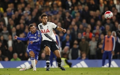 Hòa cay đắng Chelsea, Tottenham dâng ngôi báu cho Leicester