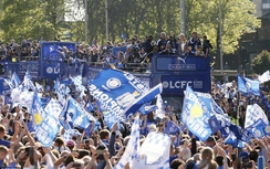 HLV Ranieri "hóa thân" thành cảnh sát trong ngày Leicester mừng công