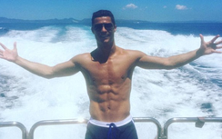 "Bỏ mặc" đồng đội "luyện công", Ronaldo ra biển khoe cơ bắp