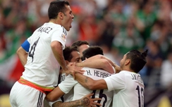 Mexico quật ngã Uruguay trong trận đấu 2 thẻ đỏ, 4 bàn thắng