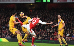 "Chân gỗ" lập siêu phẩm, Arsenal vào top 3 Ngoại hạng Anh