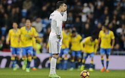 Ronaldo lập cú đúp, Real thoát "cửa tử" nhưng mất ngôi đầu