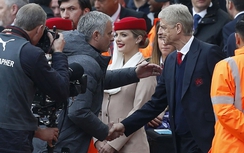 Arsenal vs MU: Wenger lần đầu làm được “chuyện ấy” trước Mourinho