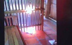 Camera phát hiện cô gái đốt nhà cụ bà ở Đồng Tháp