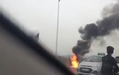Video: Xe máy bốc cháy ngùn ngụt trên cầu Vĩnh Tuy