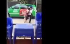 Video: Cái kết "đắng" của kẻ dí dao vào cổ vợ