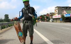 "Phượt thủ" xuyên Việt bằng ván trượt đặt chân tới xứ Nghệ