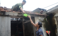 Bộ đội lại giúp dân sửa nhà sau bão số 10
