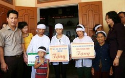Phó Chủ tịch nước Đặng Thị Ngọc Thịnh trao quà cho dân vùng bão