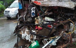 Xe khách biển số Lào húc bay xe tải, 2 người tử vong
