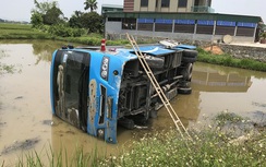 Tránh xe máy, ô tô khách "đành" lao xuống hồ