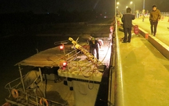 Trắng đêm cứu hộ tàu mắc kẹt dưới gầm cầu An Thái